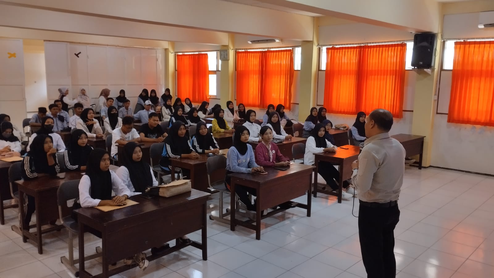 Sosialisasi dan Rekrutmen Karyawan PT Solaria Resto Jakarta Di SMKN 1 ...